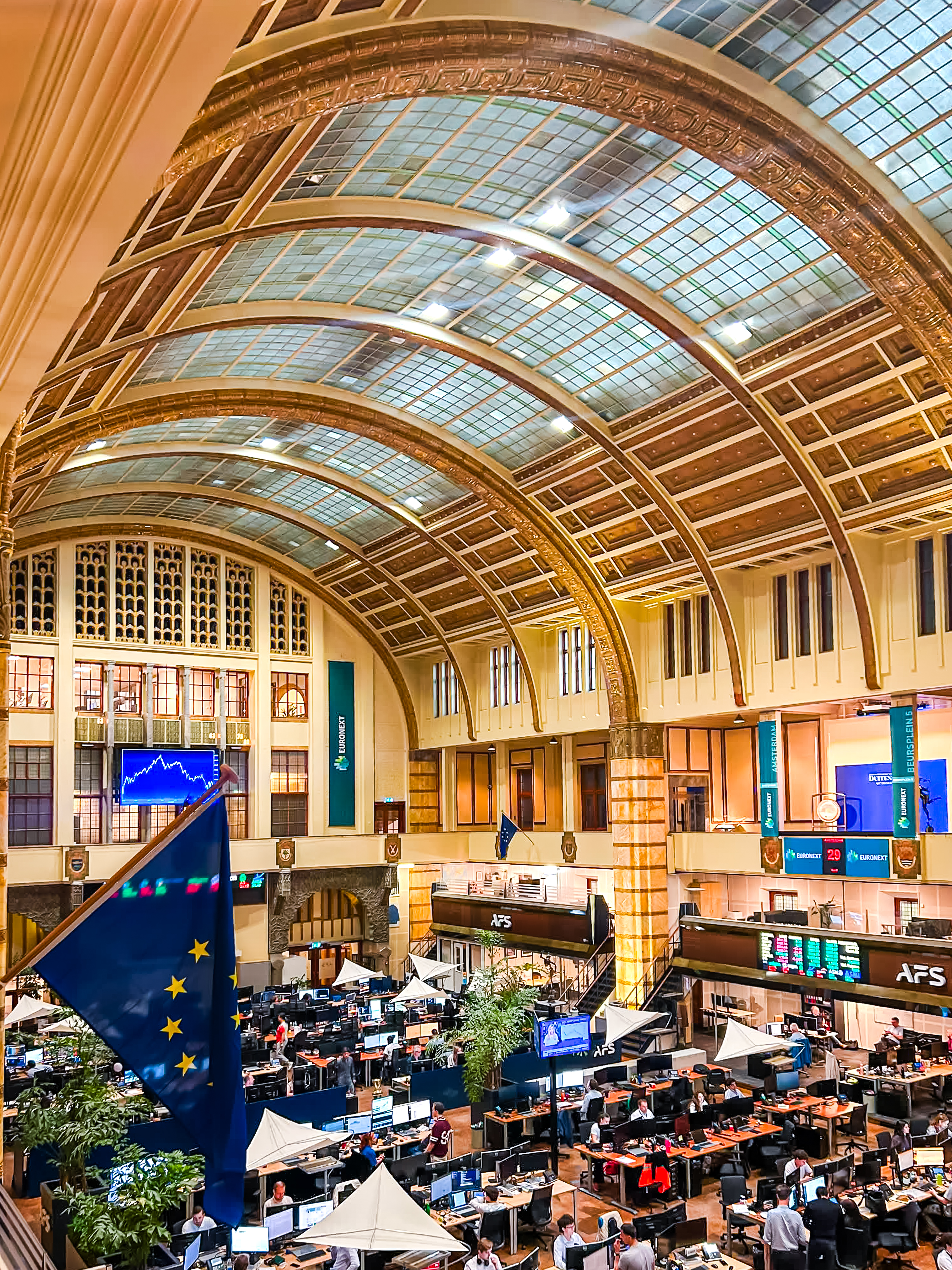 Professional trading environment courtesy of Arno van der Poel